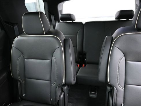 Used 2023 Chevrolet Traverse Premier image 13
