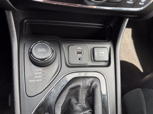 Used 2019 Jeep Cherokee Limited AWD/4WD image 20
