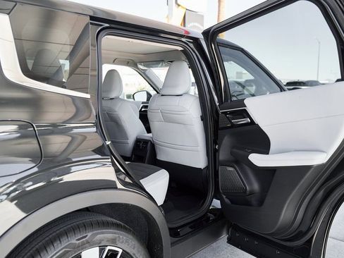 Used 2025 Mitsubishi Outlander SE image 14