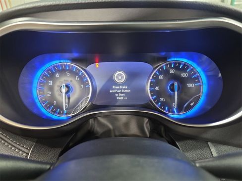 Used 2020 Chrysler Pacifica Limited image 18