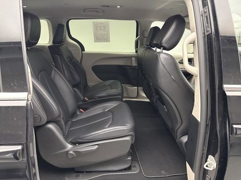 Used 2024 Chrysler Pacifica Limited FWD image 17