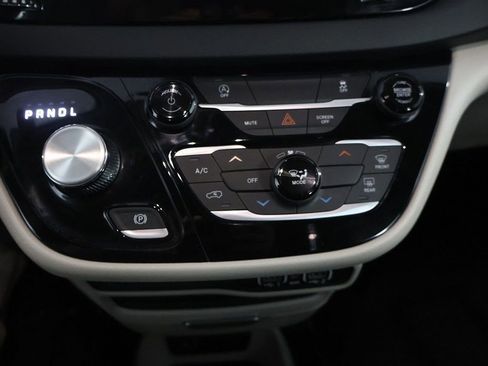 Used 2023 Chrysler Voyager LX image 41