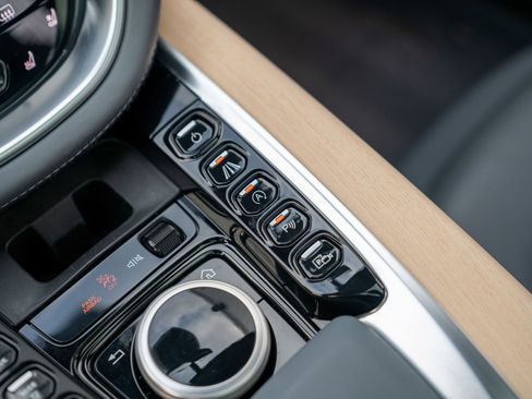 Used 2021 Aston Martin DBX image 25