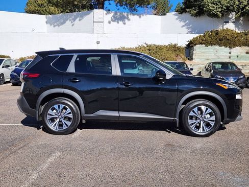Used 2022 Nissan Rogue SV image 2