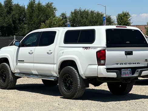 Used 2018 Toyota Tacoma TRD Sport w/ Technology Package RWD image 7