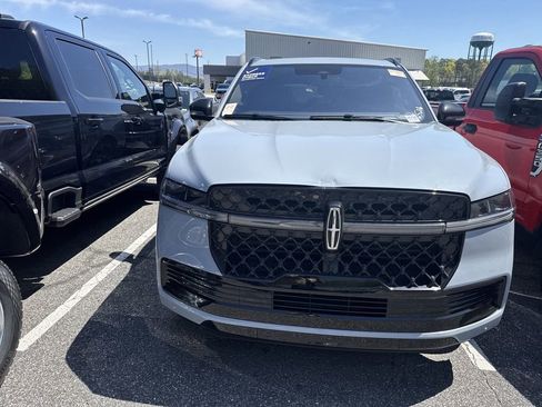 Used 2025 Lincoln Navigator Reserve w/ Jet Appearance Package image 4