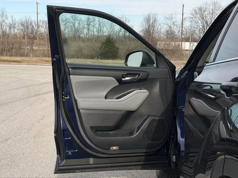 Used 2022 Toyota Highlander XLE image 18