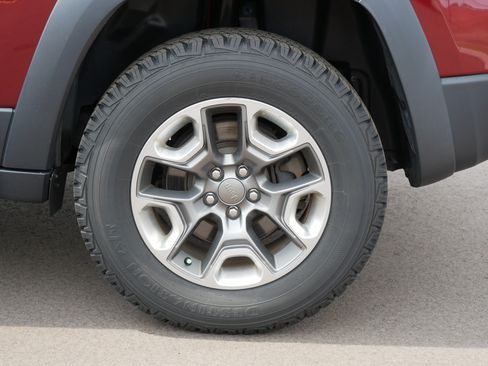 Used 2019 Jeep Cherokee Trailhawk w/ Cold Weather Group AWD/4WD image 9