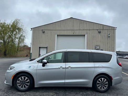 Certified 2023 Chrysler Pacifica Touring-L FWD image 10