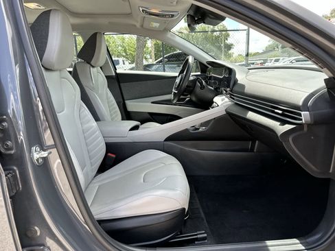 Used 2024 Hyundai Elantra Limited FWD image 9