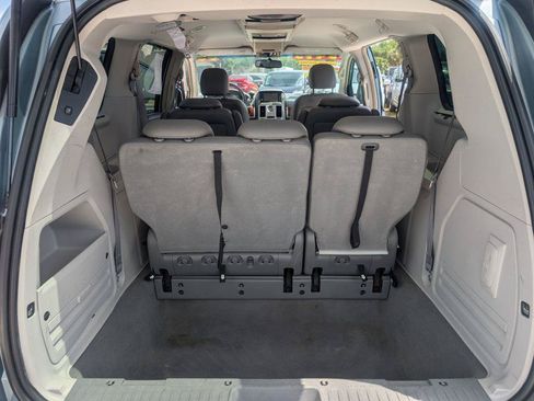 Used 2008 Chrysler Town & Country Touring FWD image 12