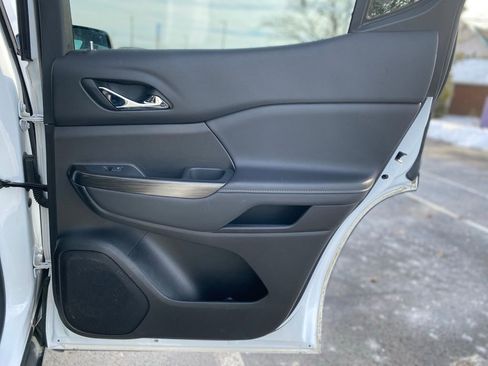 Used 2023 GMC Acadia SLT w/ Elevation Edition image 13