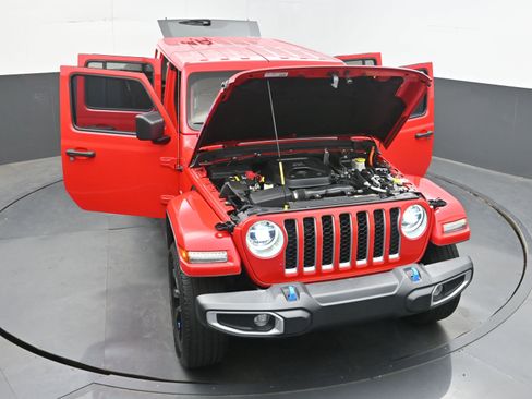 Used 2022 Jeep Wrangler Unlimited Sahara w/ Cold Weather Group AWD/4WD image 41