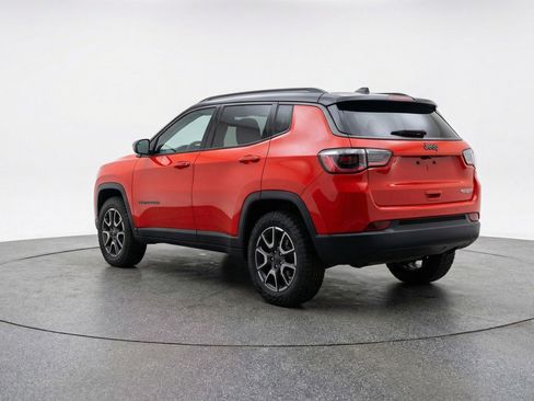 Used 2025 Jeep Compass Trailhawk AWD/4WD image 6