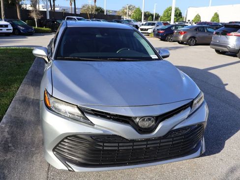 Used 2019 Toyota Camry LE image 5