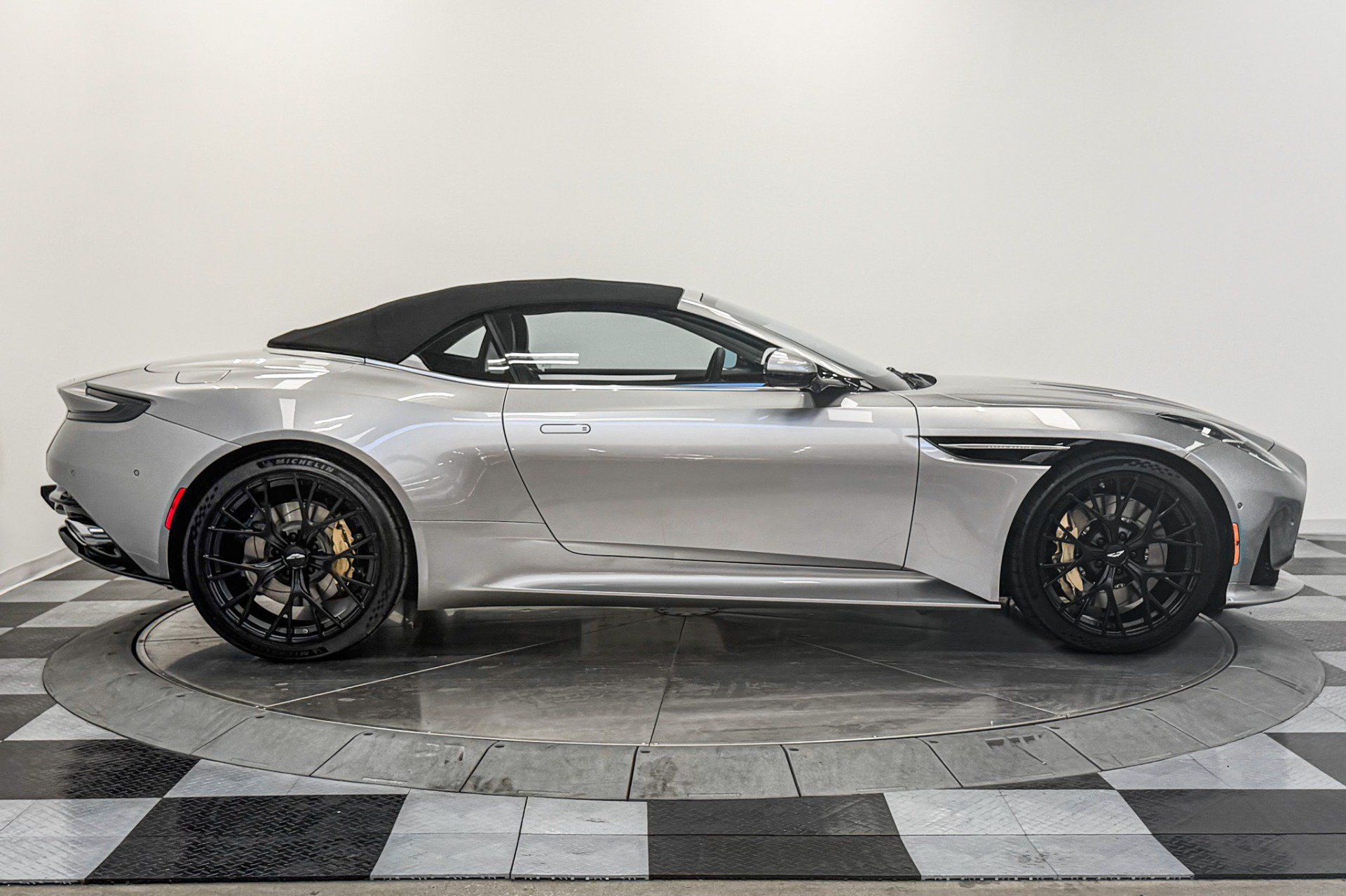 Used 2025 Aston Martin DB12 Convertible RWD image 17