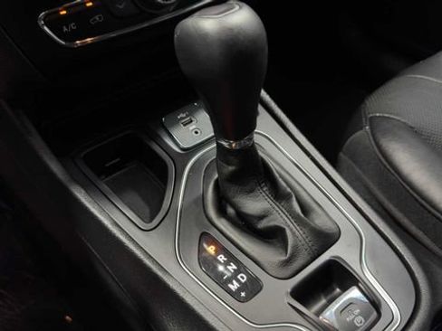 Used 2021 Jeep Cherokee Latitude Lux w/ Comfort/Convenience Group FWD image 30