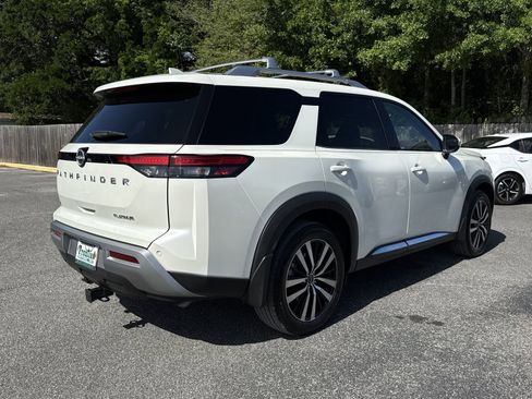 Used 2024 Nissan Pathfinder Platinum image 5