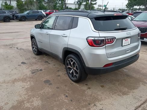 Used 2025 Jeep Compass Limited image 12