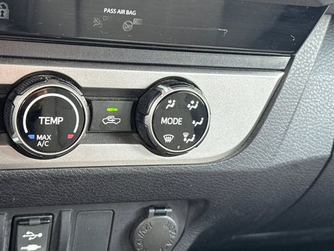 Used 2018 Toyota Tacoma SR5 RWD image 29