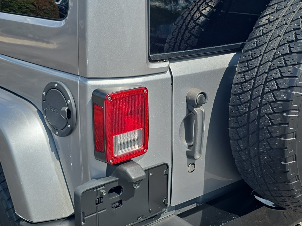 Used 2018 Jeep Wrangler Unlimited Sahara w/ Dual Top Group AWD/4WD image 32