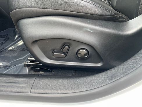 Used 2025 Jeep Compass Limited image 23