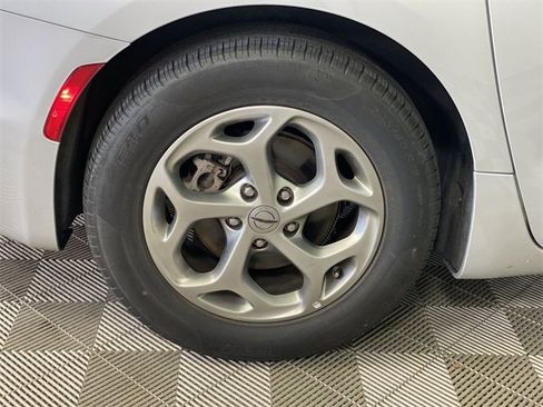 Used 2024 Chrysler Pacifica Limited image 18