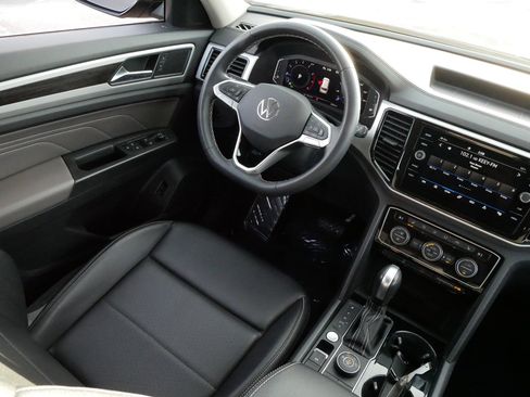 Certified 2023 Volkswagen Atlas SE image 9