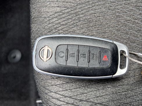Used 2025 Nissan Rogue SV FWD image 27