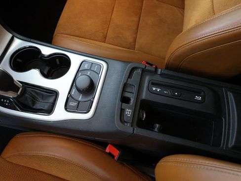 Used 2021 Jeep Grand Cherokee Trackhawk AWD/4WD image 38