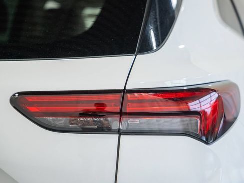 Used 2022 Buick Envision Essence w/ Technology Package I FWD image 6
