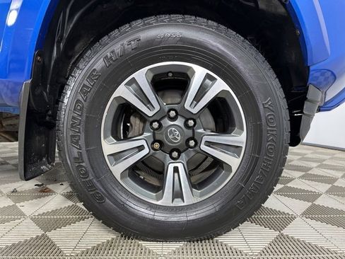 Used 2016 Toyota Tacoma TRD Sport image 9
