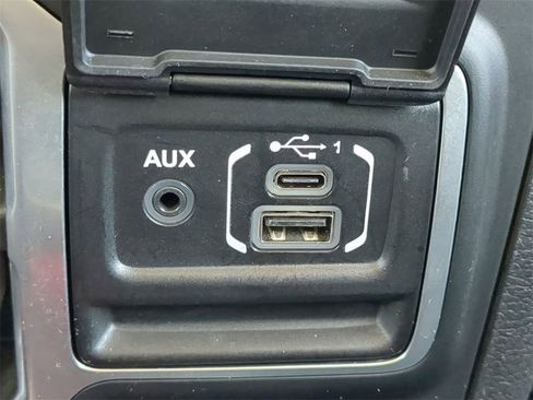 Used 2018 Jeep Wrangler Unlimited Sahara image 23