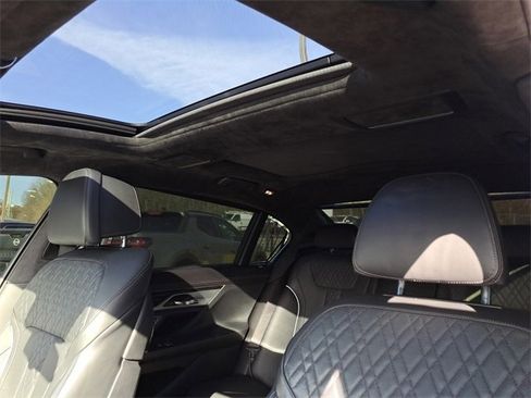 Used 2019 BMW 750i image 24