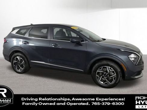 Used 2023 Kia Sportage LX image 2