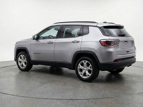 Used 2025 Jeep Compass Latitude image 6
