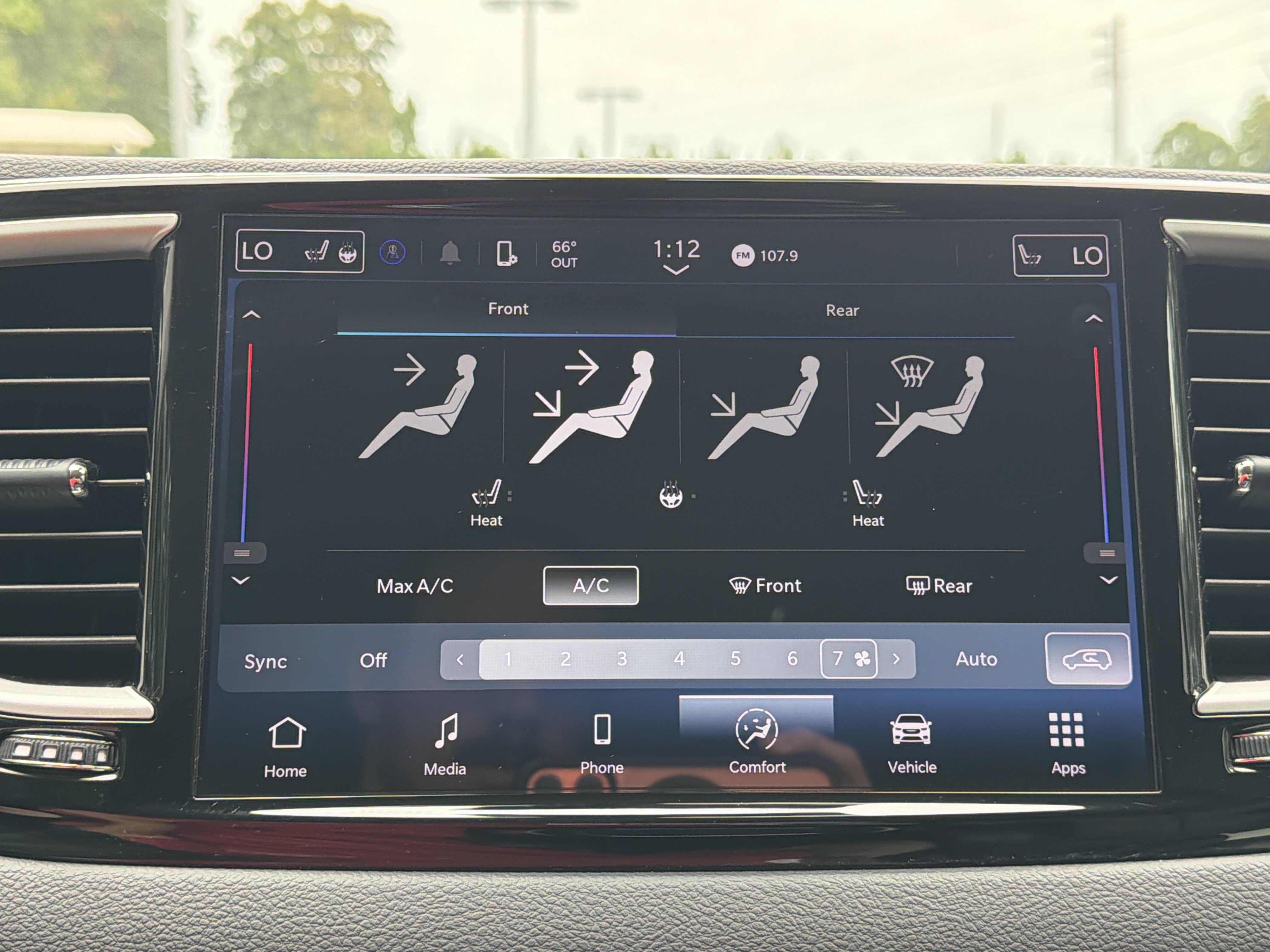 Used 2024 Chrysler Pacifica Touring-L FWD image 6