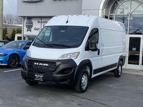 Used 2024 RAM ProMaster 2500 w/ Convenience Group image 3