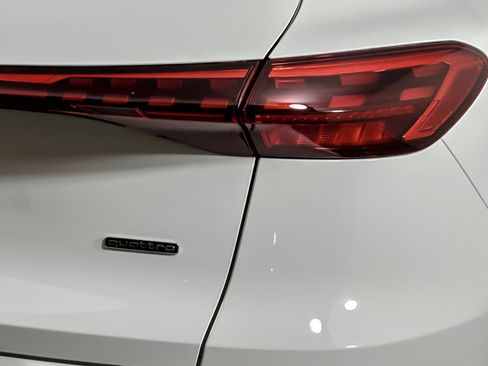 Used 2025 Audi Q5 Premium w/ Convenience Package image 26