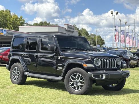 Used 2024 Jeep Wrangler Unlimited Sahara w/ Technology Group AWD/4WD image 15