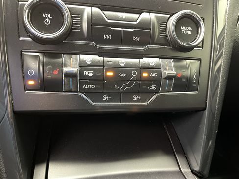 Used 2019 Ford Explorer XLT w/ Equipment Group 202A AWD/4WD image 25