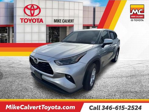 Used 2025 Toyota Highlander LE FWD image 1