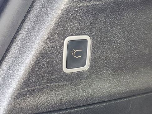 Used 2017 Chrysler Pacifica Limited w/ UConnect Theater Package image 9