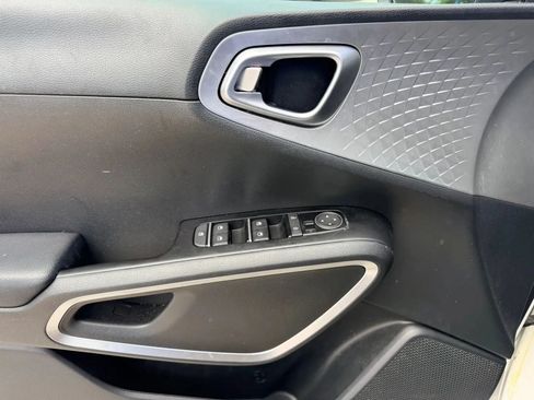Used 2023 Kia Soul LX w/ LX Technology Package FWD image 9