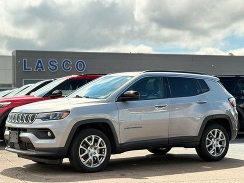 Used 2023 Jeep Compass Latitude w/ Sun and Sound Group AWD/4WD image 1