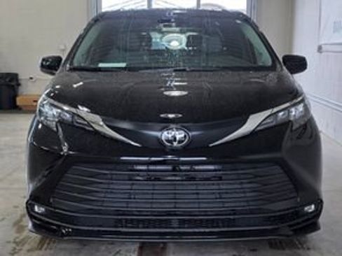 New 2026 Toyota Sienna XLE image 10