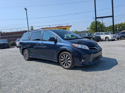 Used 2020 Toyota Sienna XLE Premium AWD/4WD image 3