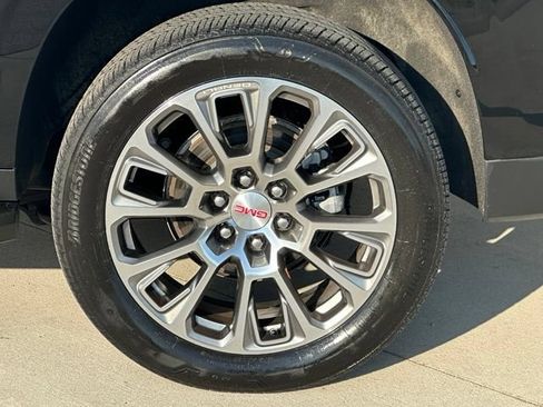Used 2025 GMC Yukon XL Denali AWD/4WD image 11