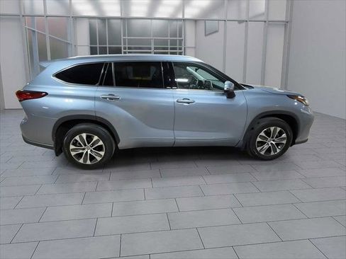 Certified 2022 Toyota Highlander XLE image 9