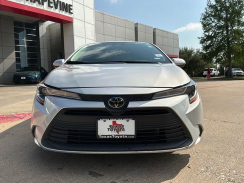 Used 2025 Toyota Corolla LE image 3